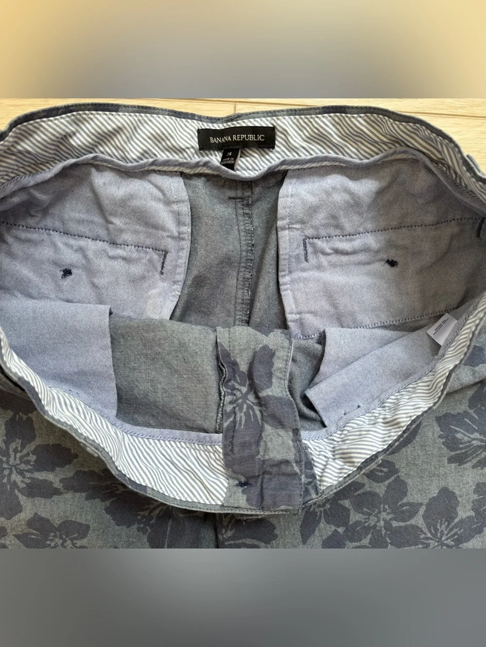 Banana Republic men’s size 34 gray navy tropical flower print chino style shorts